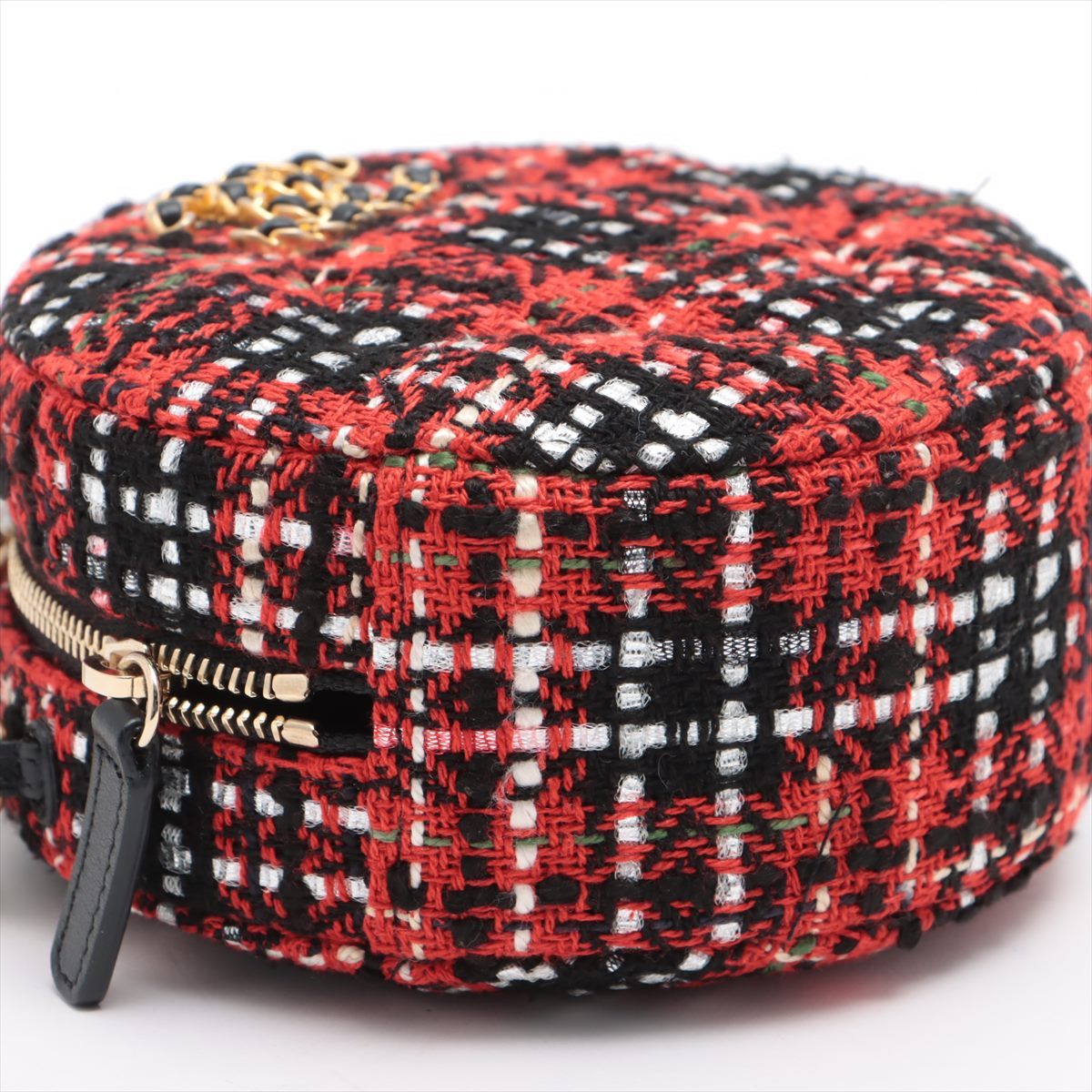 19 Round Clutch with Chain Quilted Tweed