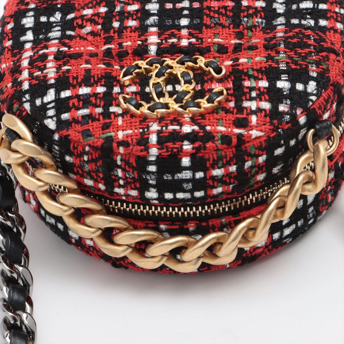 19 Round Clutch with Chain Quilted Tweed